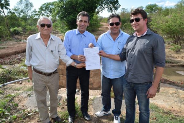 Prefeito entrega ordem de servi&ccedil;o para constru&ccedil;&atilde;o de pontes em Floriano.(Imagem:Waldemir Miranda)