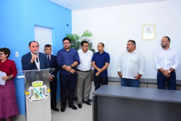 Poder Legislativo de Floriano participa da posse de novos secret&aacute;rios municipais   Nesta ter&ccedil;a-feira, 9 de abril, assumiram cargos no primeiro escal&atilde;o da Prefeitura de Floriano, ci(Imagem:CMF)