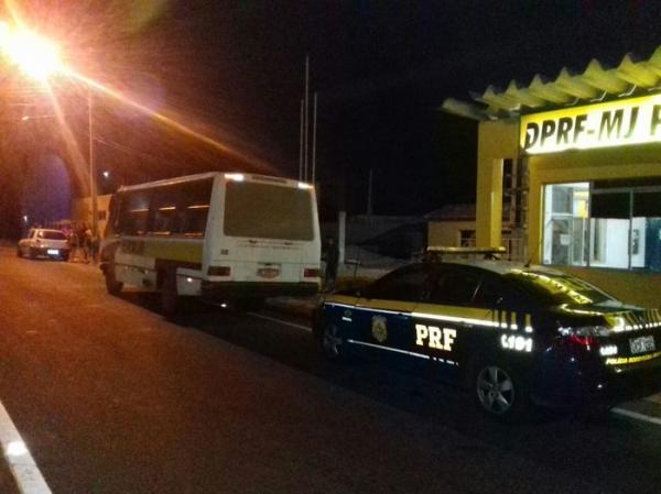 PRF flagra ônibus escolar transportando 45 eleitores no norte do Piauí