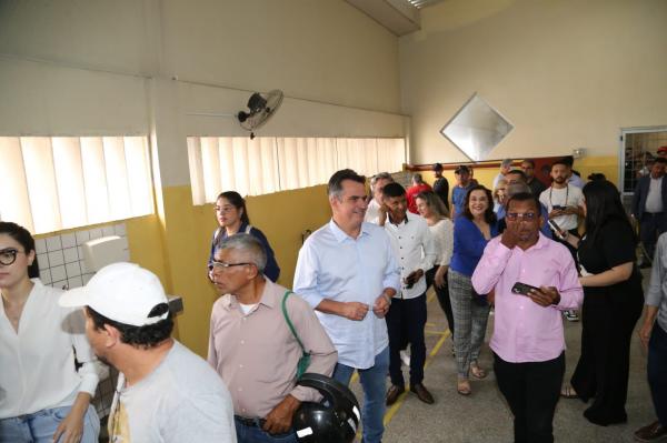 Ciro percorre ruas do Centro, tem contato com populares e almoça no Restaurante Popular(Imagem:Divulgação)