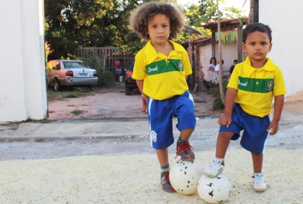 S&oacute;sias de Thiago Silva e David Luiz durante partida contra Camar&otilde;es na segunda-feira.(Imagem:Daniel Cunha)