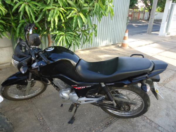 Motocicleta tomada de assalto é recuperada pela PM.(Imagem:FlorianoNews)