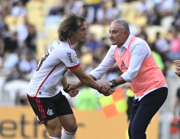 David Luiz vai at&eacute; Tite para comemorar gol em Vasco x Flamengo.(Imagem:Andr&eacute; Dur&atilde;o)
