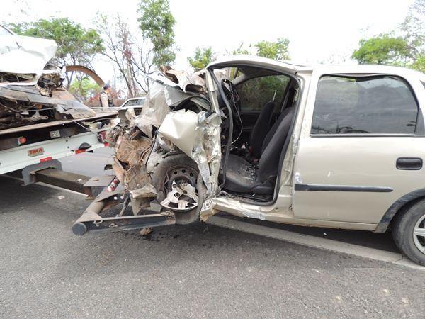 Tr&ecirc;s pessoas que estavam no Corsa Sedan foram levadas para o hospital em estado grave.(Imagem:180graus)