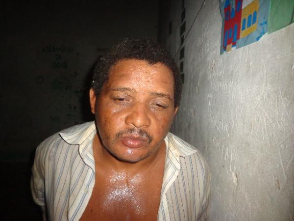 Acusado de estuprar menor &eacute; preso no bairro Vereda Grande em Bar&atilde;o de Graja&uacute;.(Imagem:FlorianoNews)