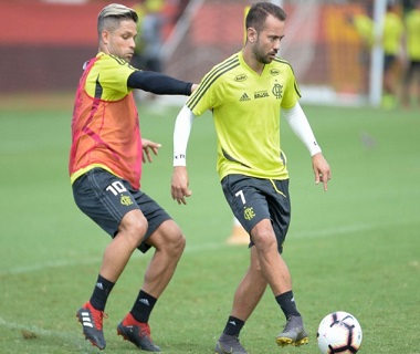 Flamengo mira recorde de público no país contra Peñarol