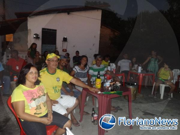 Torcedores de Floriano e Bar&atilde;o de Graja&uacute; se reuniram para assistir partida entre Brasil e Cro&aacute;cia.(Imagem:FlorianoNews)