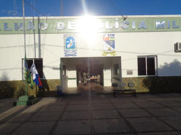 Homem é preso por injúria racial após xingar mulher em Floriano