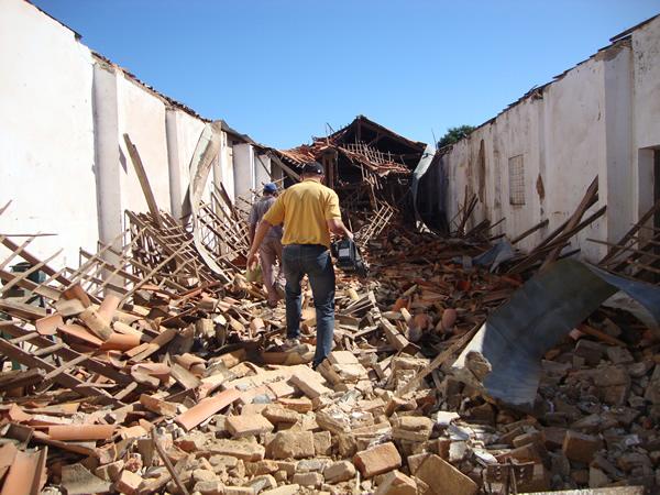 O telhado desabou sobre as v&iacute;timas. Uma delas estava em cima(Imagem:Tem&iacute;stocles Filho)