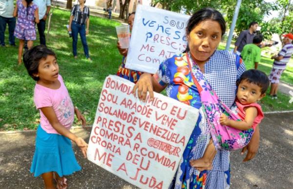Mais 20 venezuelanos chegam a Teresina e ocupam praça no Centro