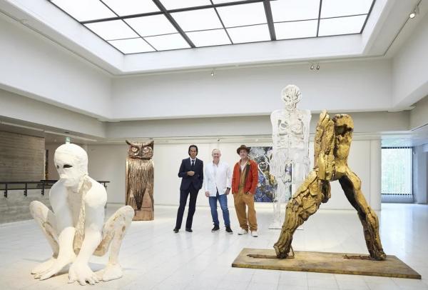 Brad Pitt estreia como escultor com exposição na Finlândia e diz que obra é "sobre onde falhei nos m
