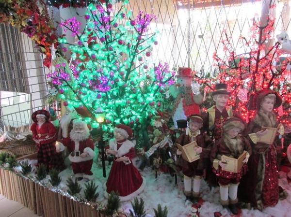 Decora&ccedil;&atilde;o &eacute; composta de anjos, pres&eacute;pios, &aacute;rvores de natal e papais no&eacute;is. (Imagem:Andr&eacute; Luis Santos/ Rede Clube)