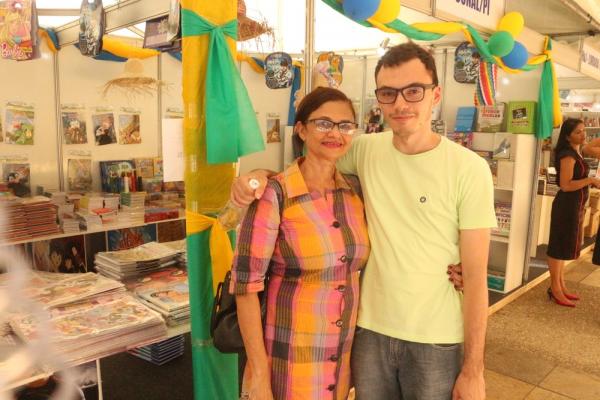 M&atilde;e e filho visitaram a feira de livros do Salipi neste s&aacute;bado (02); hoje universit&aacute;rio, Jo&atilde;o Gabriel reconhece o Salipi como pilar na sua forma&ccedil;&atilde;o.(Imagem:Roberto Araujo/G1)