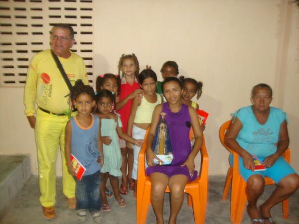 Com as crian&ccedil;as (Imagem:reda&ccedil;ao)