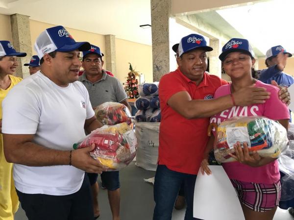 Natal Solid&aacute;rio: Fam&iacute;lia Resende realiza distribui&ccedil;&atilde;o de cestas b&aacute;sicas e peixes em Bar&atilde;o de Graja&uacute;(Imagem:FlorianoNews)
