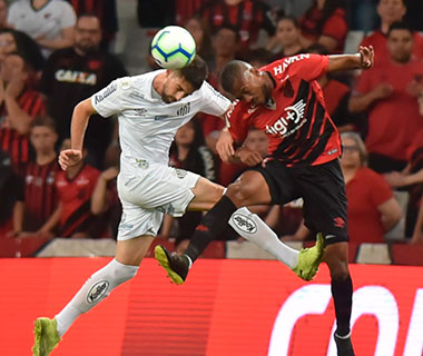 Santos perde para o Athletico-PR e não assegura o vice-campeonato
