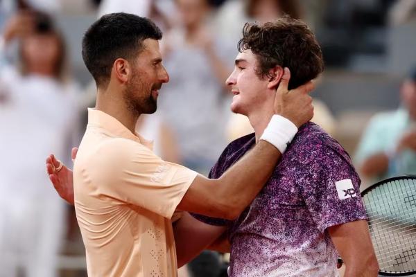 Jo&atilde;o Fonseca vence Djokovic em Roland Garros.(Imagem:Reuters)