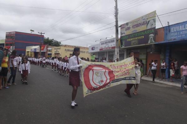 Desfile C&iacute;vico Escolar comemora o Dia do Trabalhador em Floriano.(Imagem:FlorianoNews)