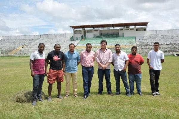 Prefeito visita Estádio Tiberão para acompanhar o trabalho de recuperação do gramado