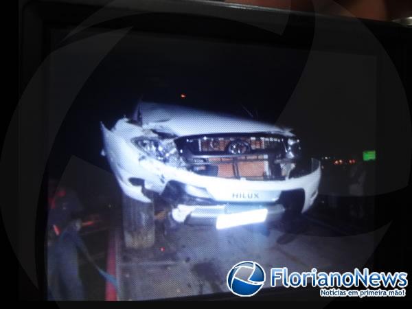       Tombamento de bitrem provoca engavetamento de tr&ecirc;s ve&iacute;culos na BR-343.  (Imagem:FlorianoNews)