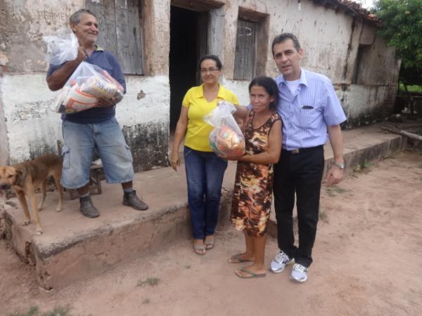 Prefeito Gilberto J&uacute;nior distribuiu cestas b&aacute;sicas nas comunidades rurais de Floriano.(Imagem:FlorianoNews)