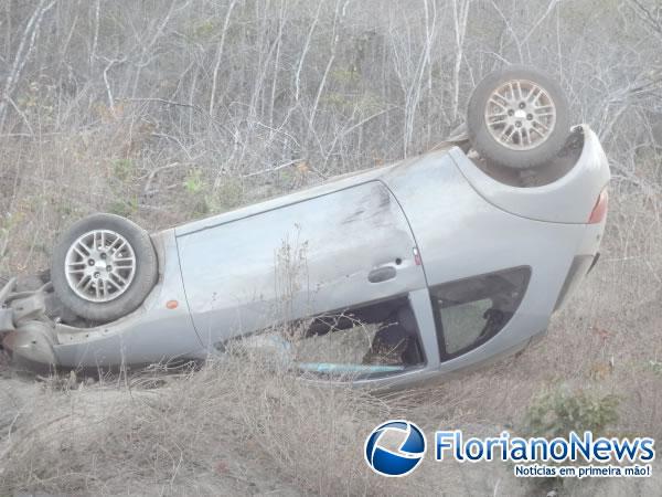 Ve&iacute;culo se desgoverna e capota na PI 140.(Imagem:FlorianoNews)