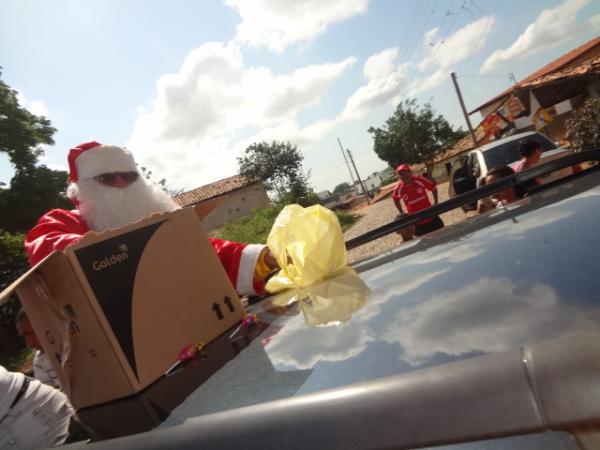 Papai Noel faz a alegria da crian&ccedil;ada em Floriano.(Imagem:FlorianoNews)