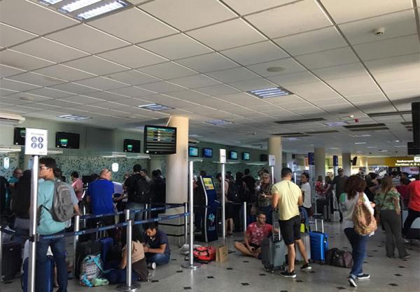 Fumaça em avião faz voo ser cancelado e passageiros lotam aeroporto de Teresina