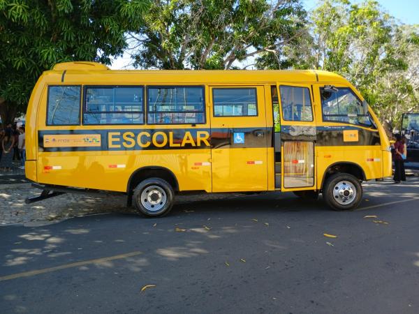 Prefeito Antônio Reis entrega veículos e equipamentos para reforçar serviços públicos em Floriano.(Imagem:FlorianoNews)