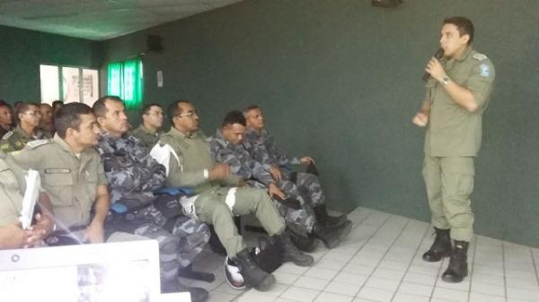 Policiais participam de reuni&atilde;o sobre novo plano de policiamento em Floriano.(Imagem:Divulga&ccedil;&atilde;o/PM)