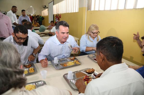 Ciro percorre ruas do Centro, tem contato com populares e almoça no Restaurante Popular(Imagem:Divulgação)
