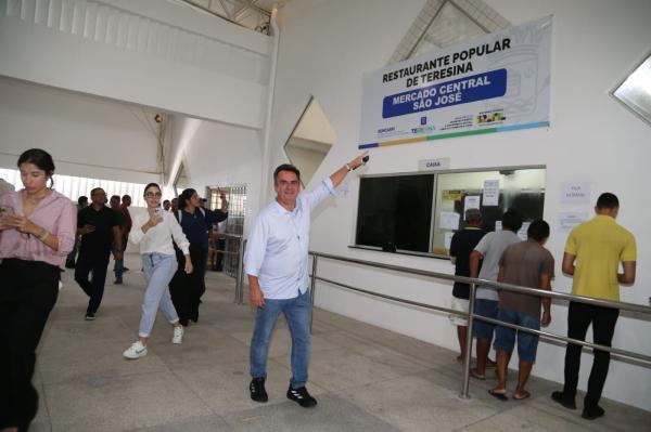 Ciro percorre ruas do Centro, tem contato com populares e almoça no Restaurante Popular.(Imagem:Divulgação)
