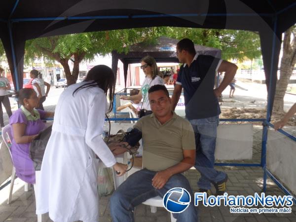 Alunos realizam manh&atilde; de a&ccedil;&atilde;o social na Pra&ccedil;a Dr. Sebasti&atilde;o Martins.(Imagem:FlorianoNews)