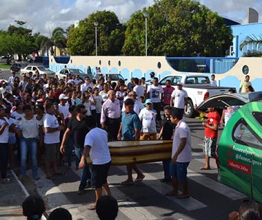 Comoção marca velório de empresária morta por engano em Parnaíba
