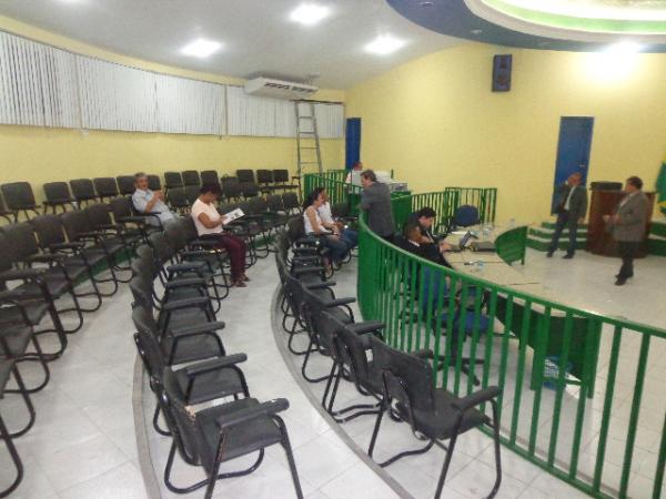 Vereadores apreciam Projetos de Lei em Sessão Extraordinária.(Imagem:FlorianoNews)