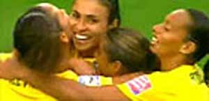 Capitã Aline já pensa nas quartas de final e prevê jogo complicado