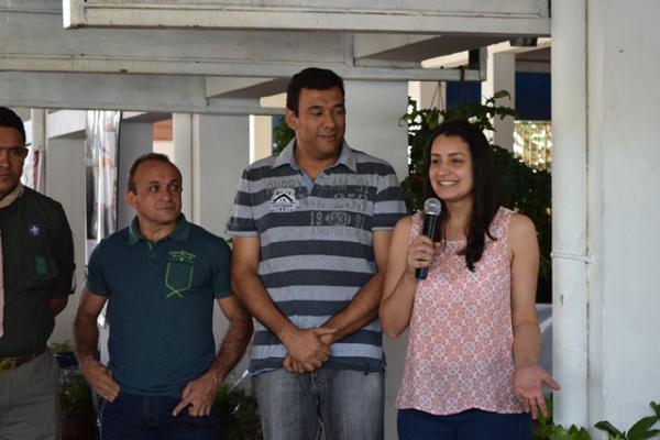 Escoteiros recebem doa&ccedil;&atilde;o no Festival de Flores de Holambra de Floriano.(Imagem:Waldemir Miranda)