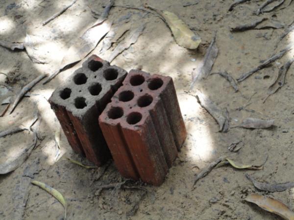Colocou tijolos no chao(Imagem:Floriano News)