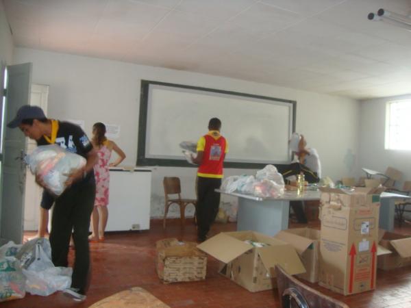 Levando as cestas para o dep&oacute;sito no Quartel(Imagem:reda&ccedil;ao)