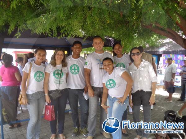 Alunos realizam manh&atilde; de a&ccedil;&atilde;o social na Pra&ccedil;a Dr. Sebasti&atilde;o Martins.(Imagem:FlorianoNews)