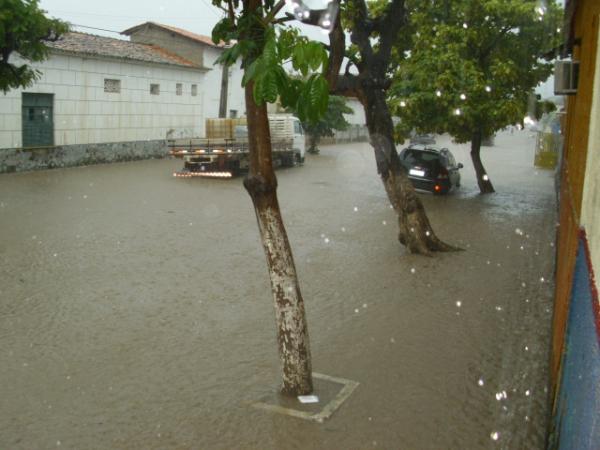 Ruas completamente alagadas(Imagem:Floriano News)