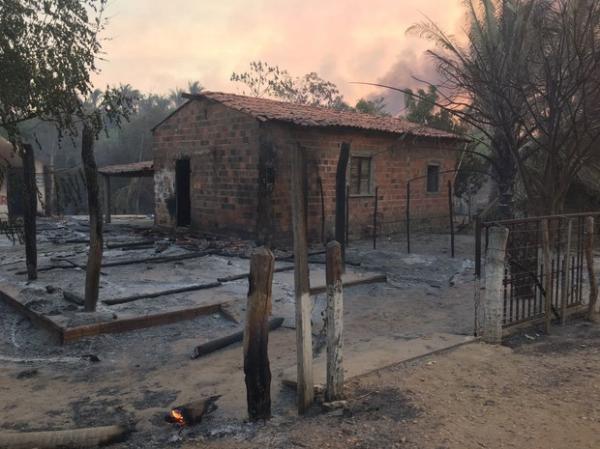 Casa pegou fogo na zona rural de Teresina, PIau&iacute;.(Imagem:Vinicius Vainner/TV Clube)