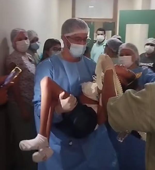 Fisioterapeuta vira pr&iacute;ncipe de paciente que comemorou anivers&aacute;rio de 15 anos em UTI de hospital no Piau&iacute;.(Imagem:Reprodu&ccedil;&atilde;o)
