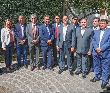 Impedidos de ver Lula, governadores criticam justiça e divulgam carta