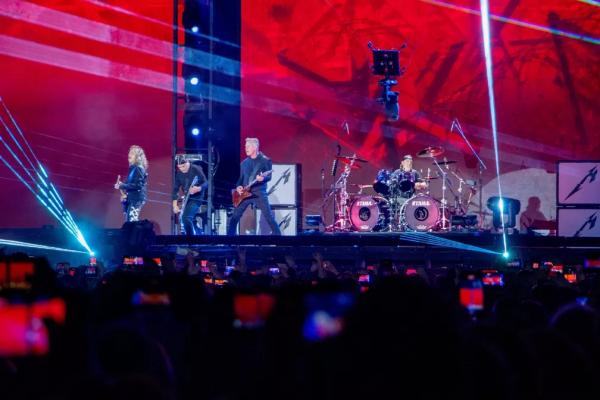 Dos Meninos Cantores de Viena ao vocalista da banda Motörhead, Lemmy Kilmister, passando por Miley Cyrus e a Orquestra Sinfônica de San Francisco: