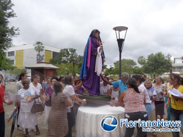 Mulheres participaram da Procissão da Senhora da Soledade em Floriano.(Imagem:FlorianoNews)