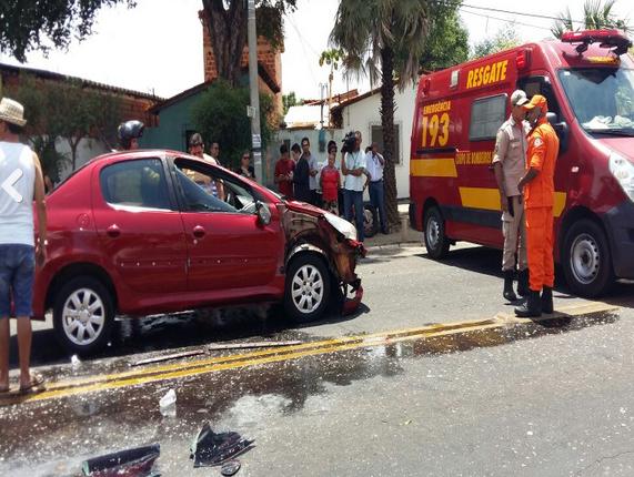 Carro capota em avenida e motorista sai ileso na capital
