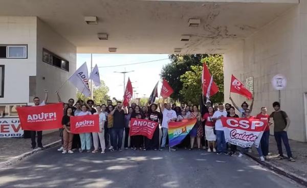 Professores da UFPI iniciam greve com ato na entrada da universidade em Teresina