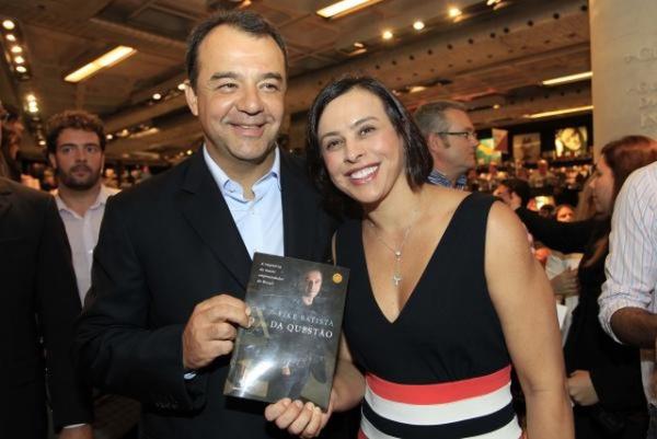 Imagem original de Cabral ao lado de Adriana Ancelmo.(Imagem: Divulga&ccedil;&atilde;o)