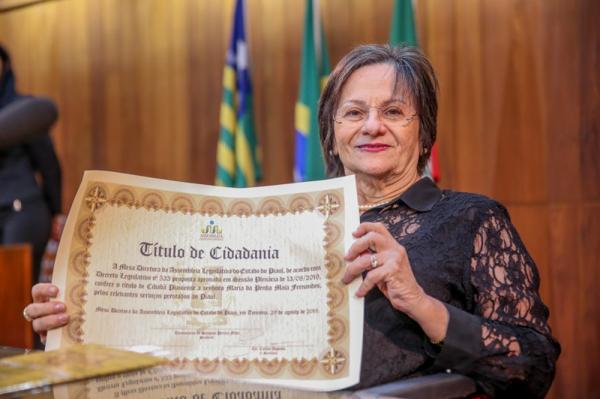 Maria da Penha recebe título de cidadã piauiense e diz: "lei é carta de alforria para as mulheres"